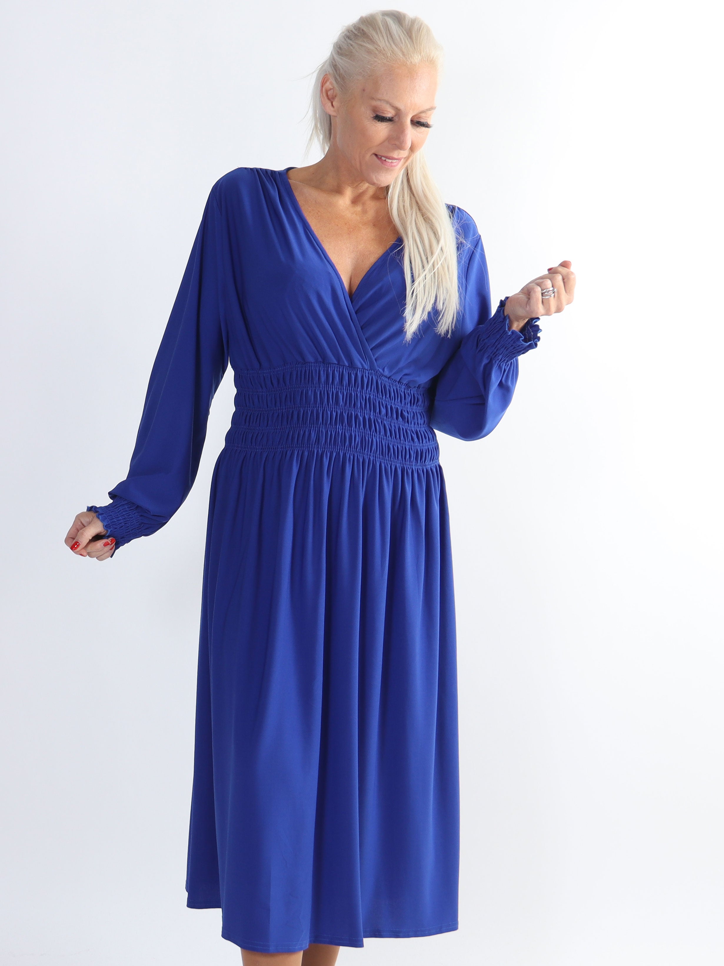 Pams Plain Midi L/S - Elastisk klänning i plus size med smock